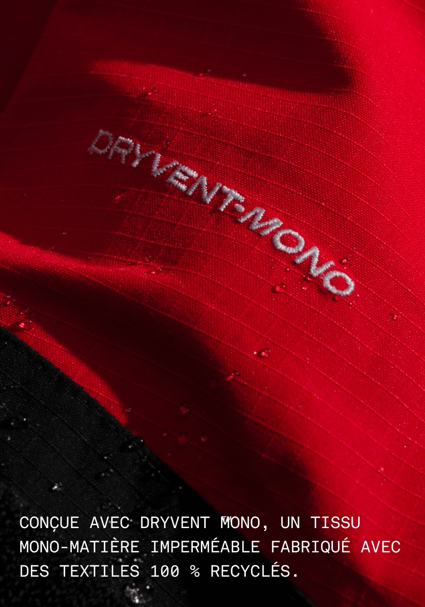 Gros plan du logo DRYVENT Mono. Texte : Fabrication avec DRYVENT Mono, un monomatériau imperméable fabriqué à partir de tissus recyclés à 100 %.