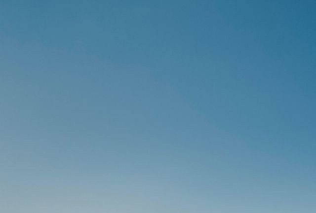 Imagen de la pantalla de un teléfono celular que muestra a un snowboarder caminando por una montaña nevada.