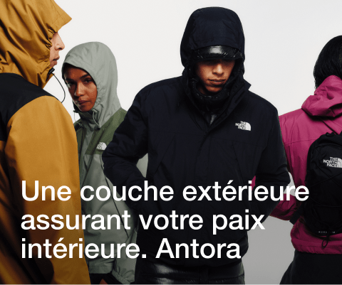 Gros plan en studio d'un homme portant une veste de pluie Antora. Ses yeux sont fermés. On aperçoit des gouttes de pluie sur l'objectif.