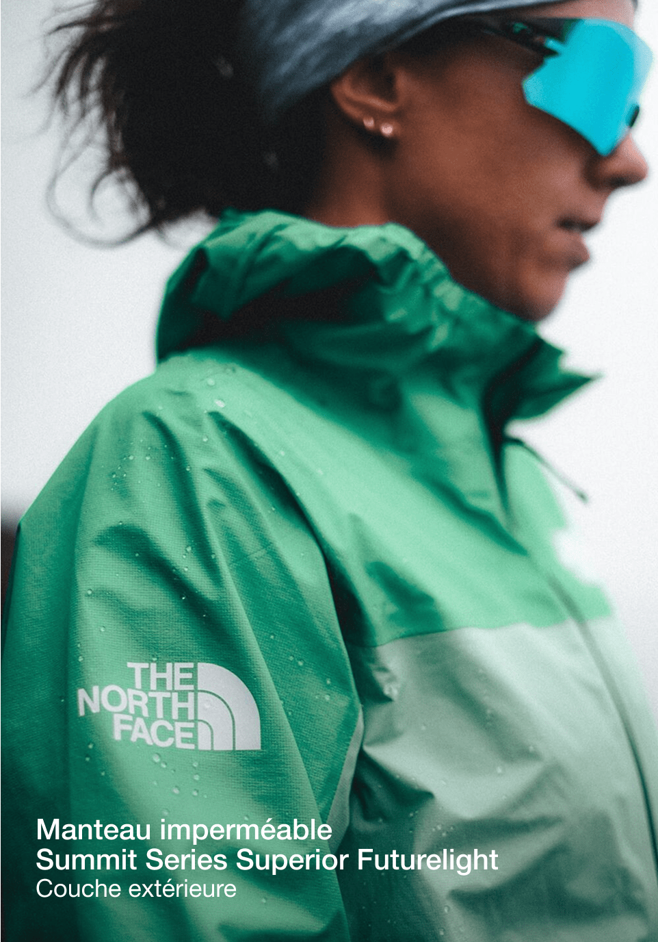 La moitié supérieure du profil de Tara, vêtue d'une veste turquoise. Le logo The North Face est bien visible.