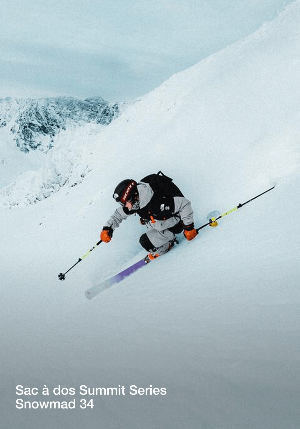 Une personne fait du ski alpin en tenue violet clair et sac à dos noir. Ses bâtons pointent dans des directions différentes.