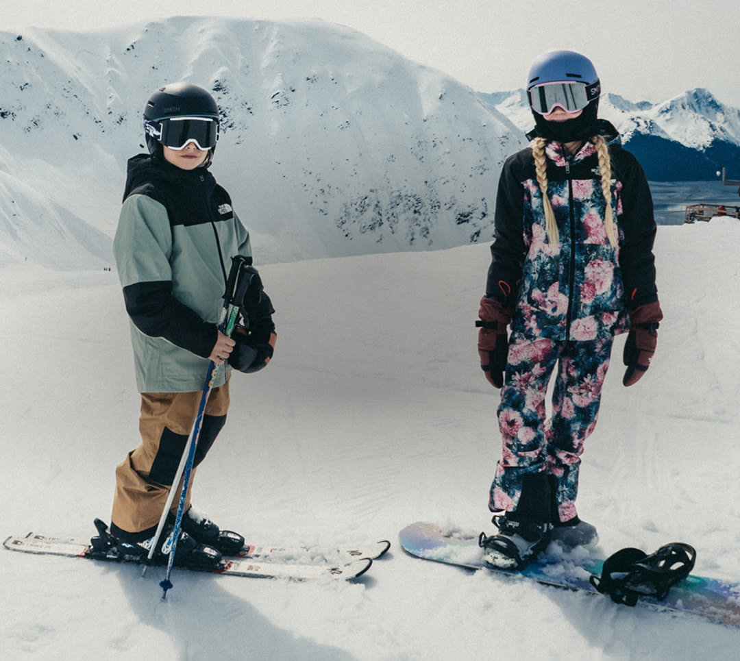 Des enfants portant des vêtements de neige The North Face dévalent la montagne, font des anges dans la neige, se lancent des boules de neige et rient ensemble avant d’aller se réchauffer au chalet. Une journée d’aventure et de plaisir dans la neige 