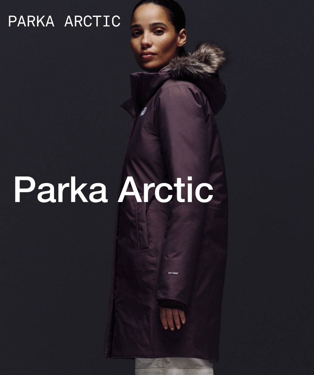 Une mannequin à l’air stoïque, portant une parka Arctic dans la couleur quartz fauve. 