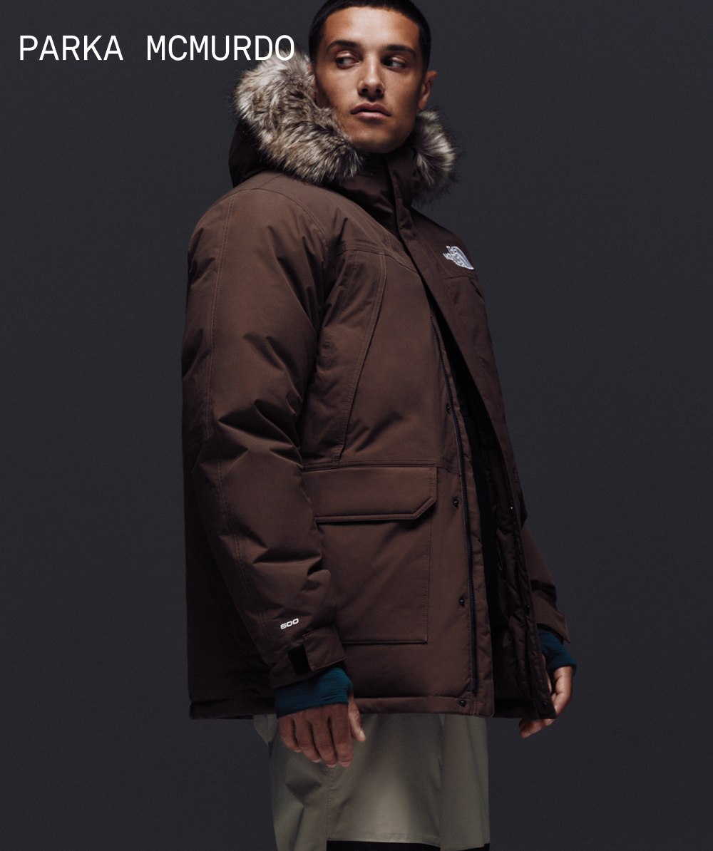 Un mannequin à l’air stoïque, portant la parka McMurdo dans la couleur brun fumée avec un capuchon bordé de fourrure. 