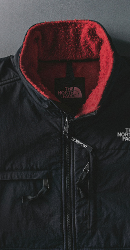 Une photo détaillée d'une veste Denali en laine de Casentino rouge.