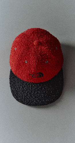 La casquette Casentino classique de The North Face, vue de trois quarts sur un fond gris neutre.