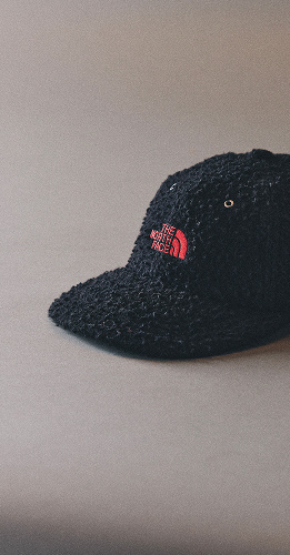 La casquette Casentino classique de The North Face, vue de trois quarts sur un fond gris neutre.