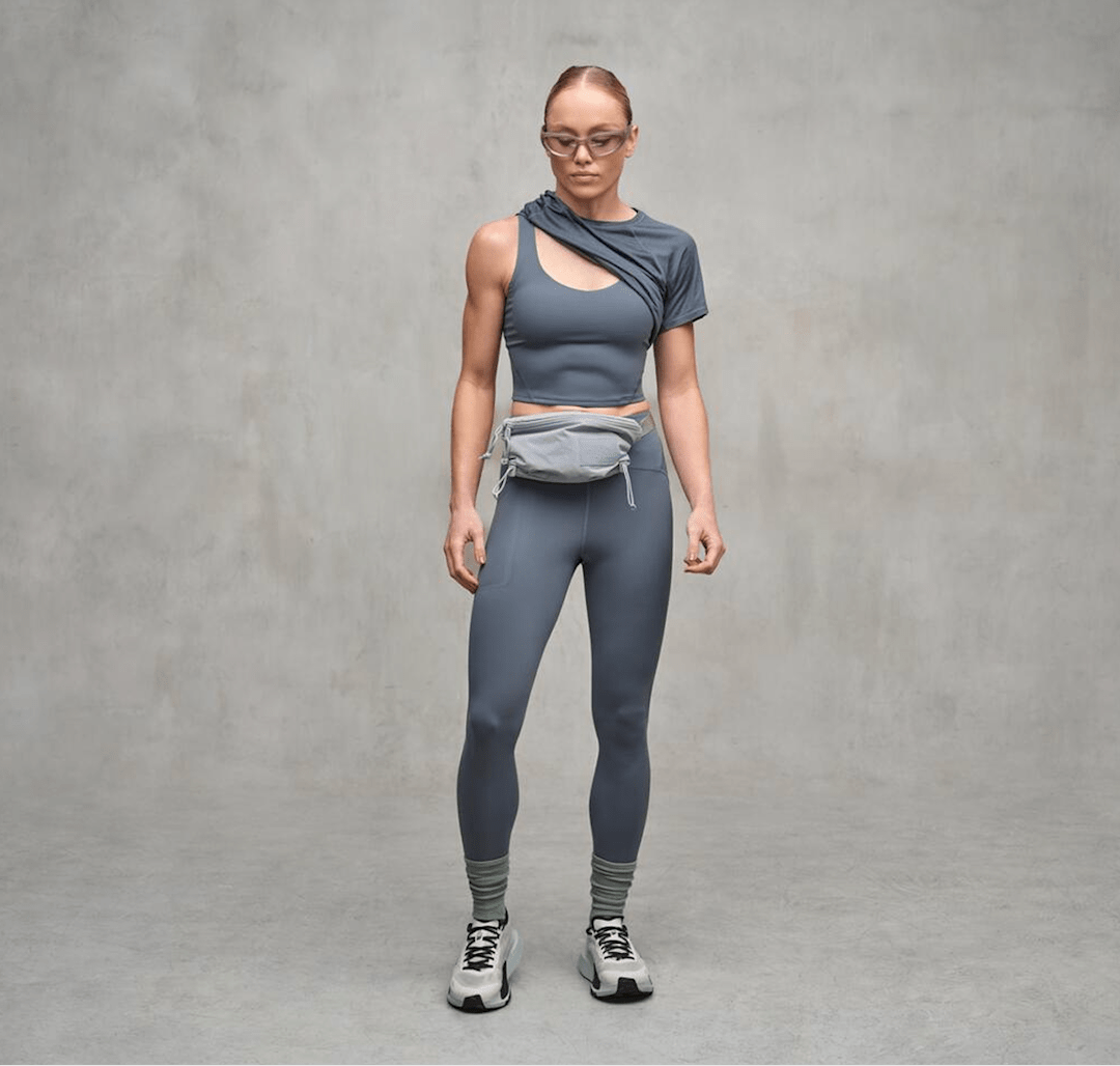 FLASHDRY™ materials and anti-odor technology keep you fresh even when the days get long. 