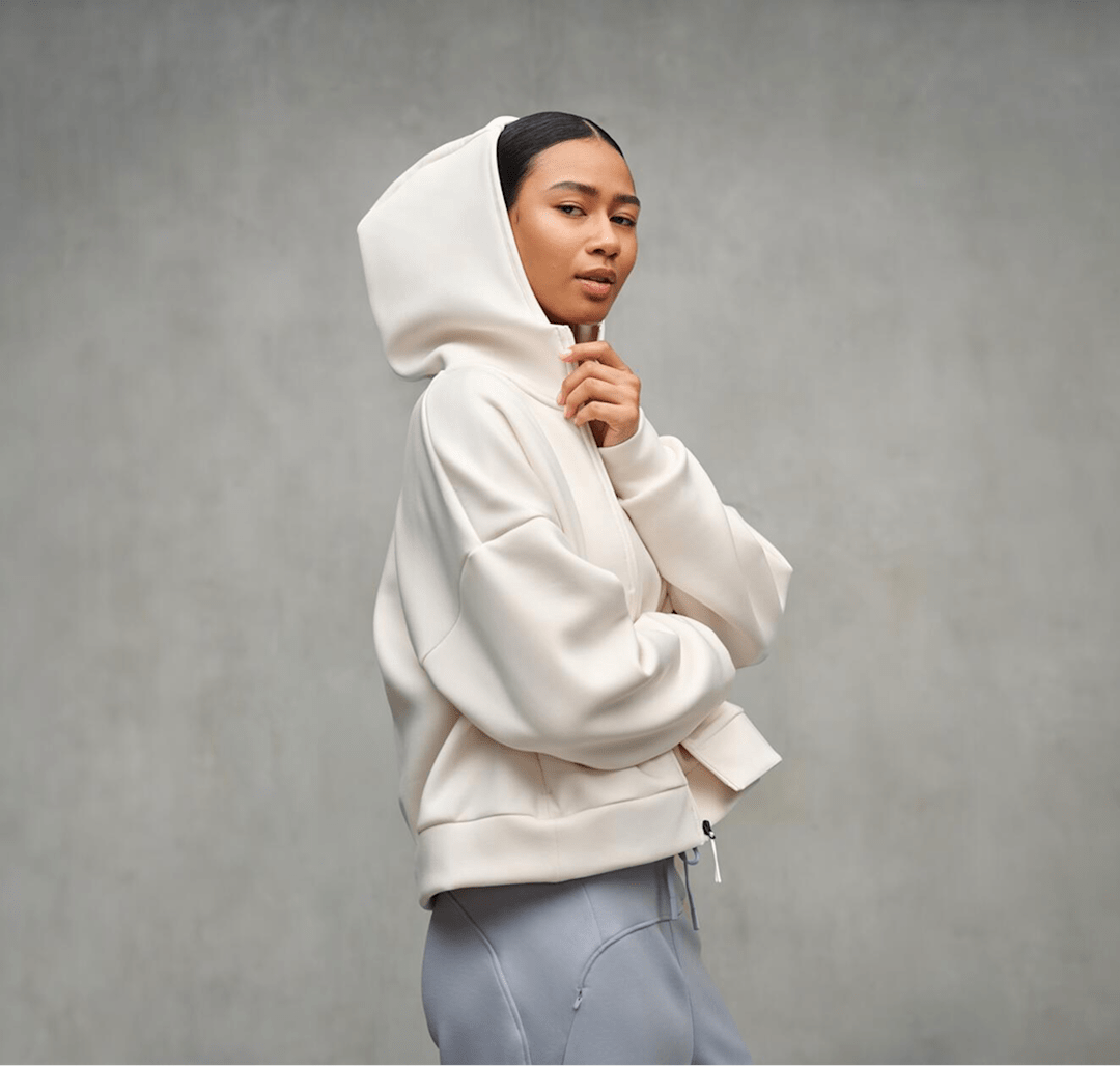 FLASHDRY™ materials and anti-odor technology keep you fresh even when the days get long.