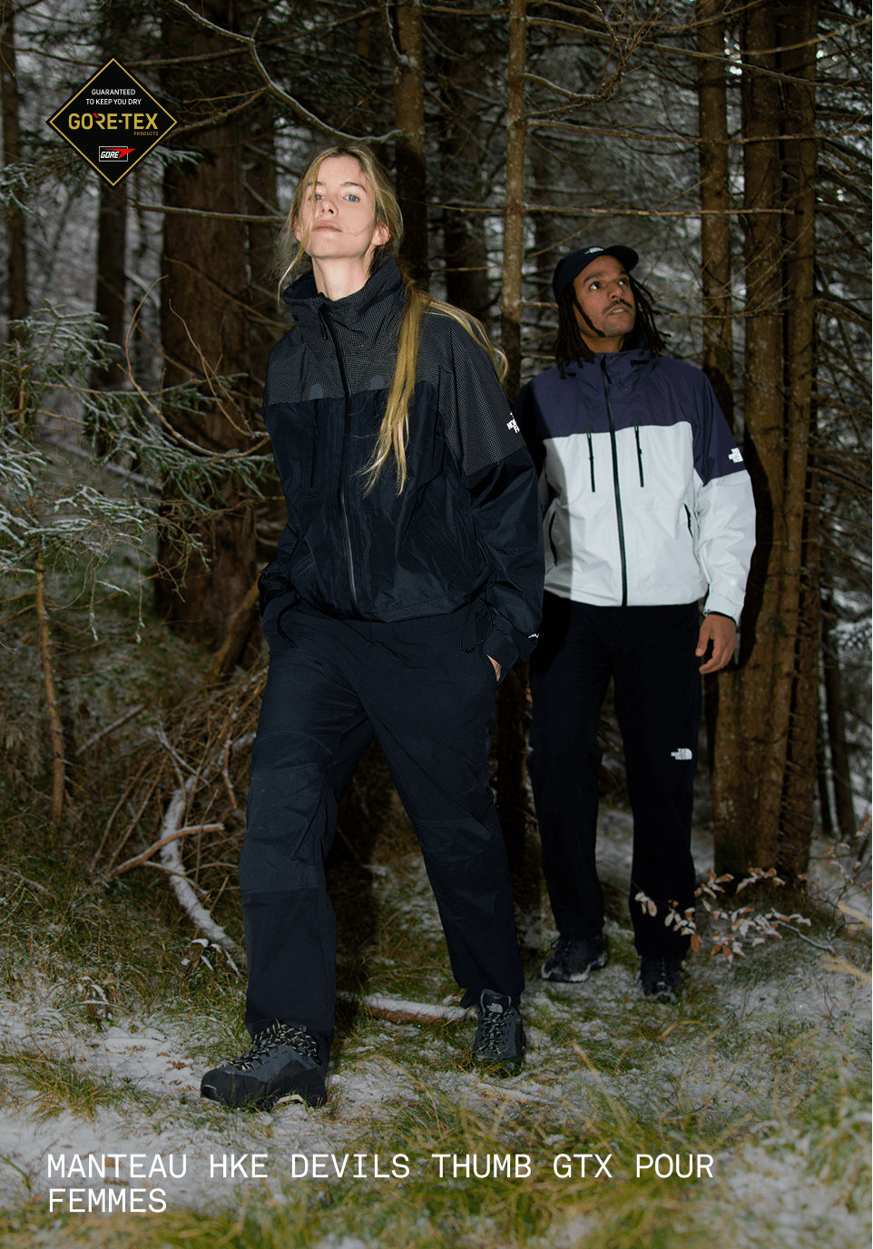 Femme en veste noire debout dans la forêt.