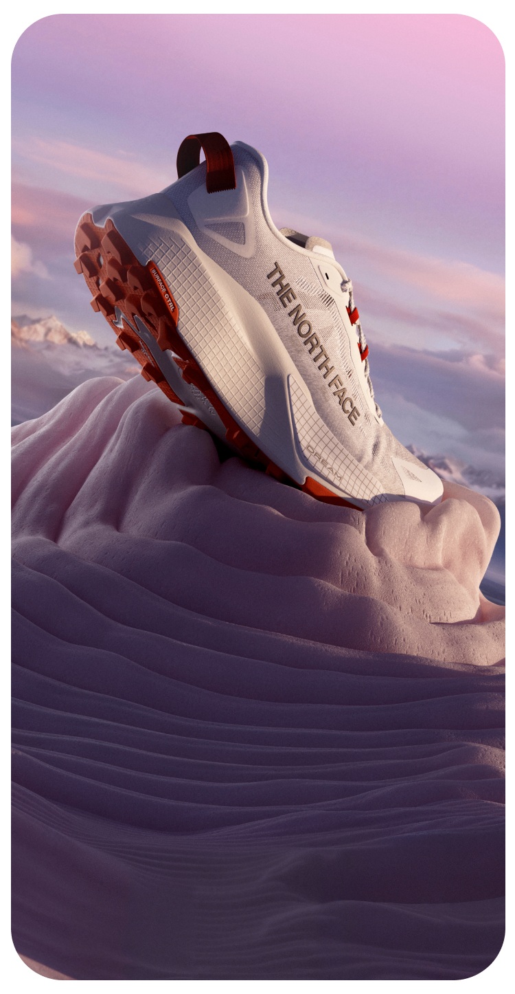 Un Altamesa 500 V2 blanc posant le pied au sommet d’une montagne, la comprimant comme s’il s’agissait d’un coussin vaporeux.