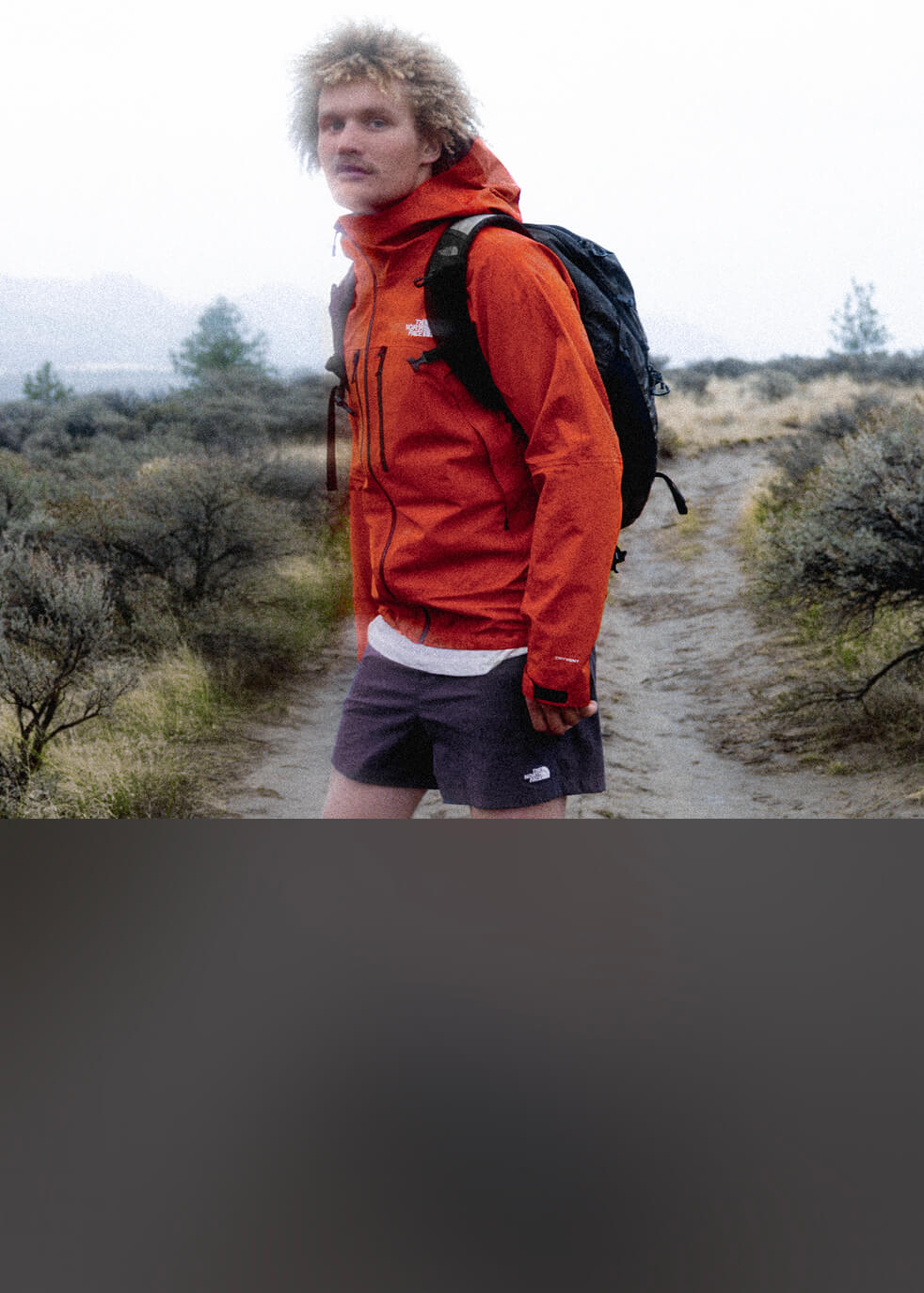 Un homme portant une veste Valley View rouge.