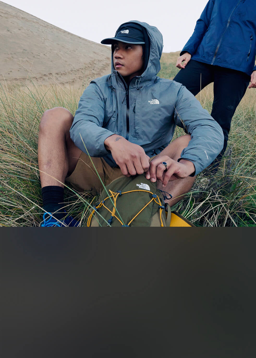 Un homme portant une veste Alta Vista The North Face bleue.