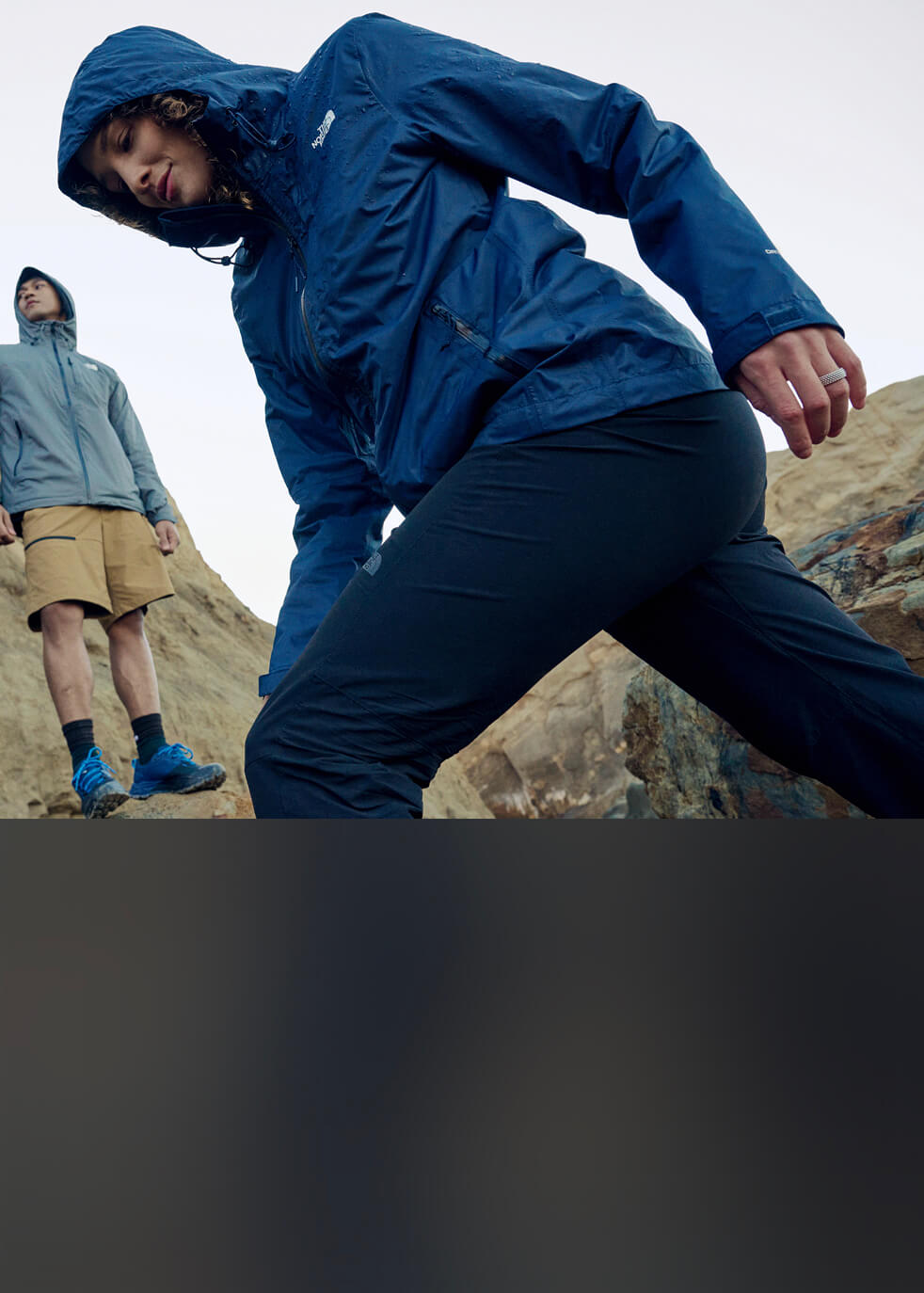 Une femme portant une veste Alta Vista The North Face bleue.