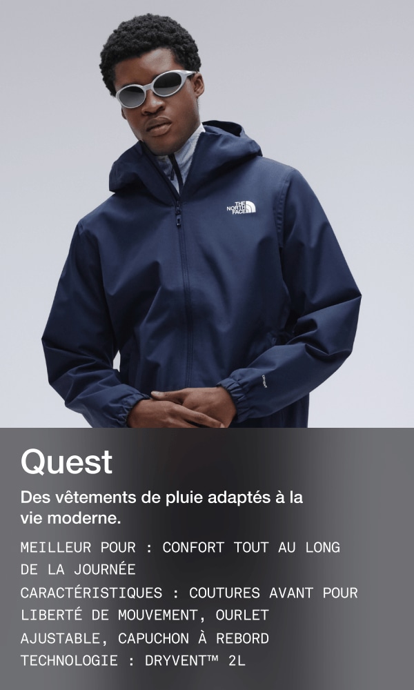 Un homme portant une veste Quest The North Face bleue.