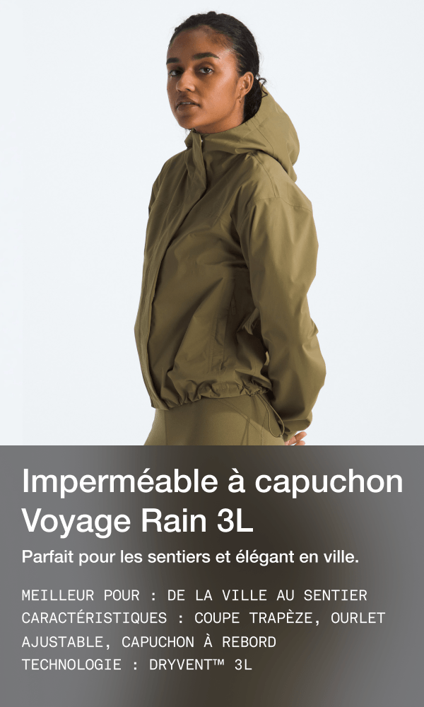 Une femme portant le The North Face Imperméable à capuchon Voyage Rain 3L.