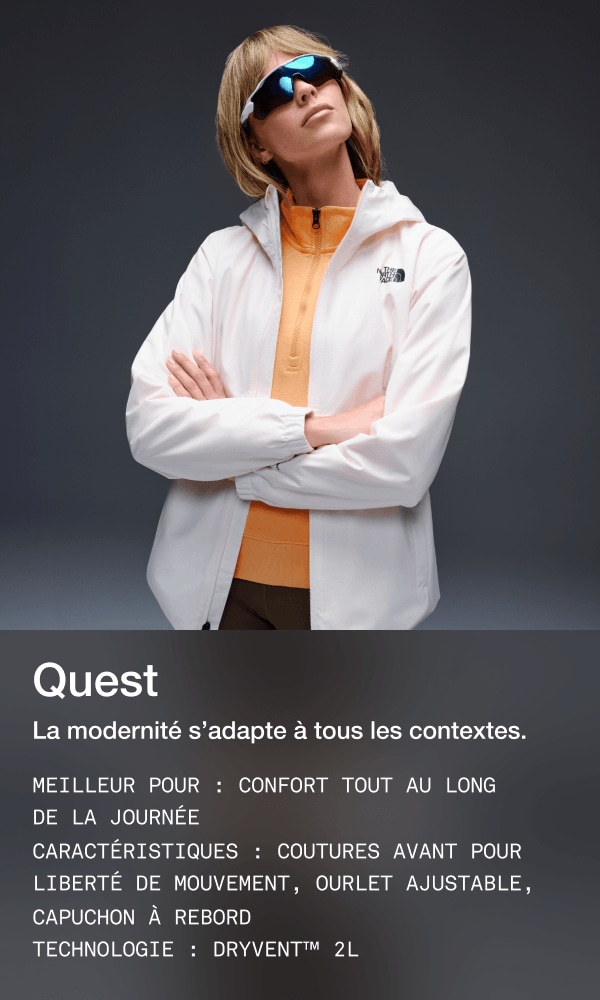 Une femme portant une veste Quest The North Face blanche.