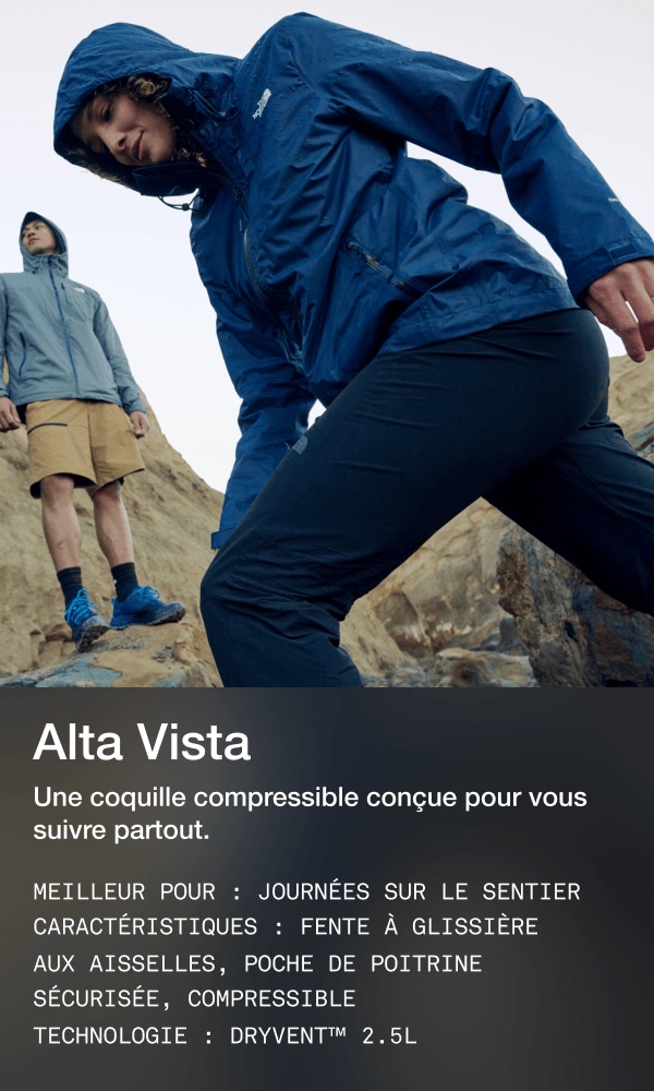Une femme portant une veste Alta Vista The North Face bleue.