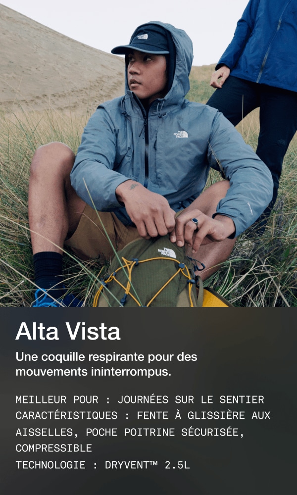 Un homme portant une veste Alta Vista The North Face bleue.
