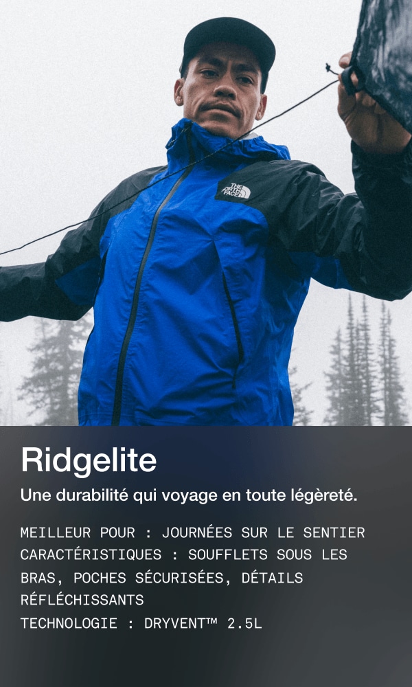 Un homme portant une veste Ridgelite The North Face bleue.