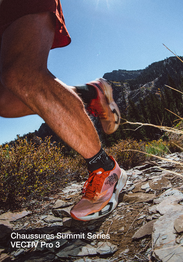 Gros plan sur des chaussures de running Vectiv Pro 3 sur un sentier.