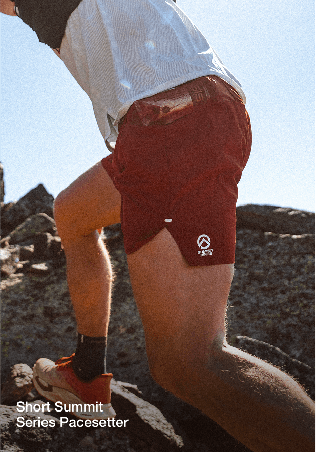 Gros plan sur des hommes escaladant des rochers, vêtus de shorts Pacesetter.