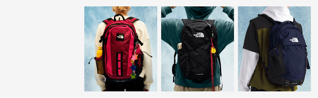Trois jeunes, vus de dos, portent tous un sac à dos.