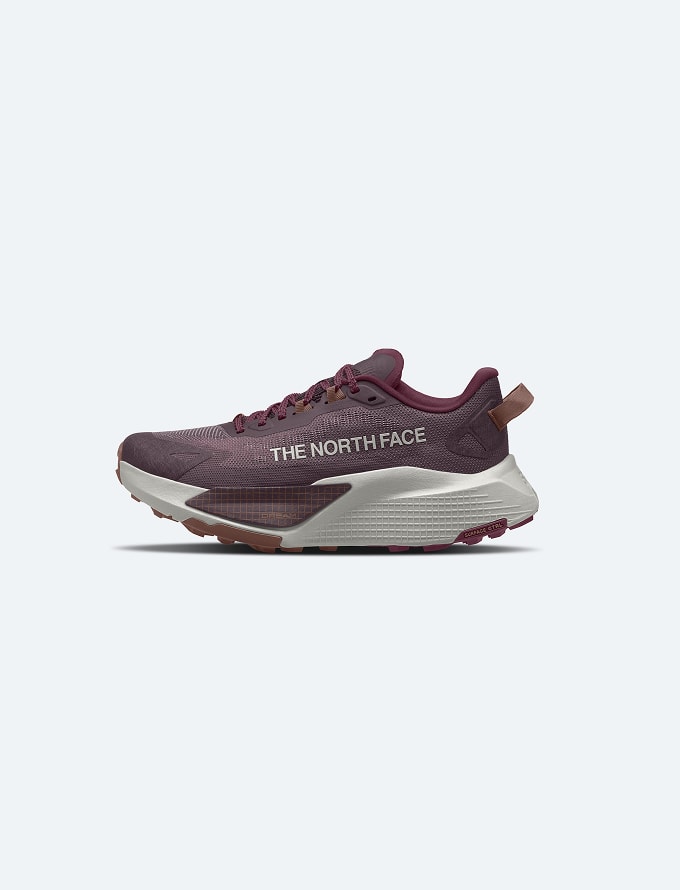 Une image d’un soulier sport violet sur un fond gris.