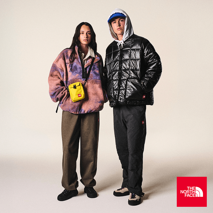 Deux personnes prenant la pose en portant des vêtements TNF Red Box
