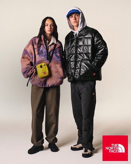 Deux personnes posant vêtues de la collection Red Box de The North Face