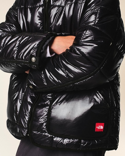 Un homme posant vêtu d’une veste noire de la collection Red Box de The North Face