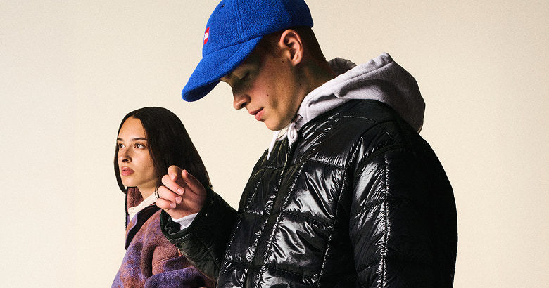 Deux personnes portant des vêtements TNF Red Box.