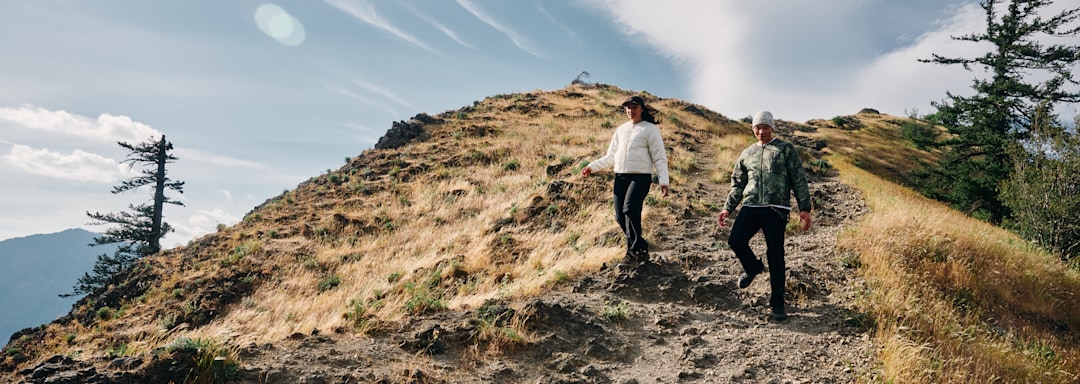 Une femme et un homme descendent un sentier.
