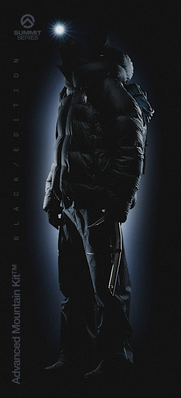 La collection Advanced Mountain Kit Édition Noire, comprenant le manteau, le sac à dos et les bottes sur un fond noir.