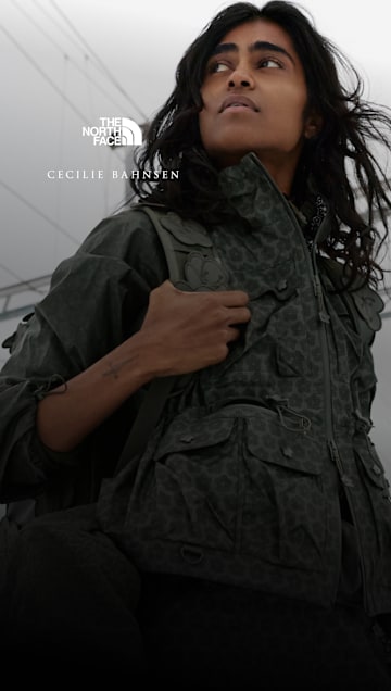 Un mannequin porte la veste convertible Tenzin de The North Face x Cecilie Bahnsen, dotée de poches utilitaires et d’un design transformable.