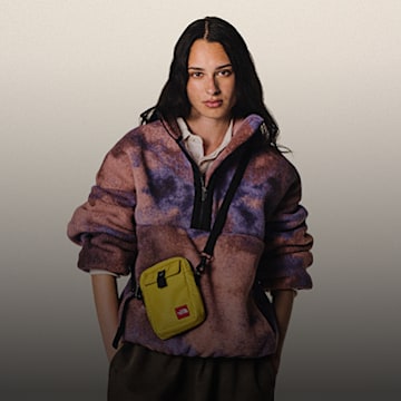 Une femme prenant la pose, portant une tenue TNF Red Box.