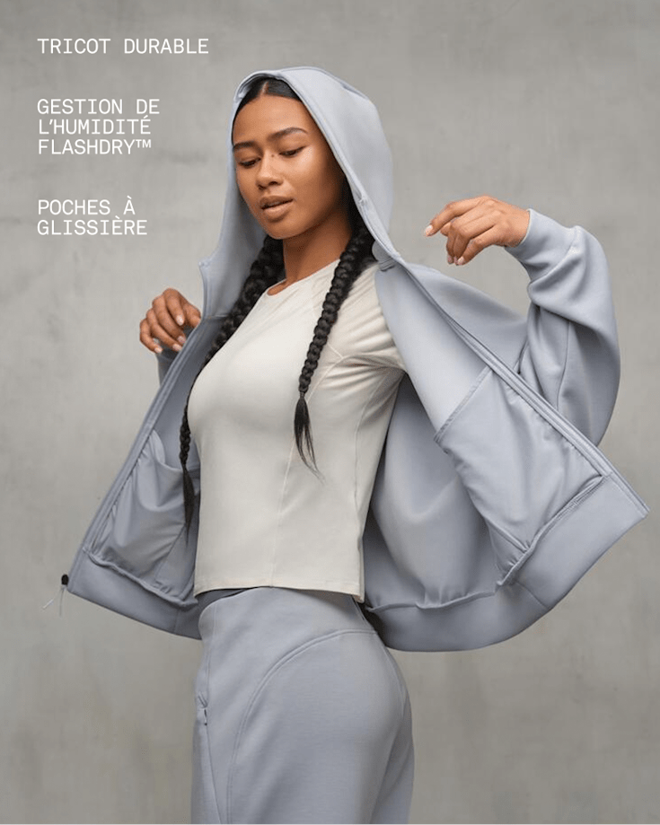 Gros plan du mannequin portant le chandail à capuchon Jaida à fermeture éclair complète