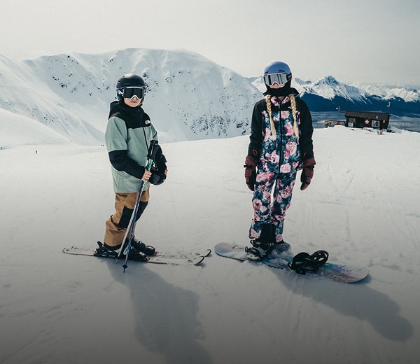Des enfants portant des vêtements de neige The North Face
