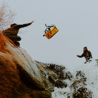Un homme porte un sac de voyage Base Camp Voyager, mis en valeur par des transitions statiques qui dévoilent les accessoires et les configurations modulaires.