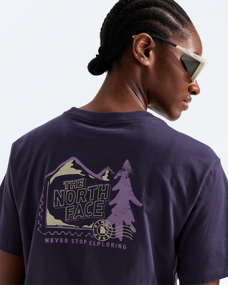 Женская футболка The North Face Mountain Stamps Relaxed Short-Sleeve, цвет: Сумеречный — фото 2