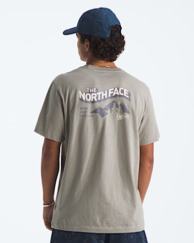 Tshirt Explore Postcard standard pour hommes TNF Dalle Pierre HERO
