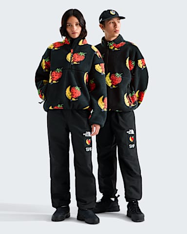 Molleton demiglissire TNF x Sky High Farm Goods TNF Noir TNFImpression Lune Fraise HERO
