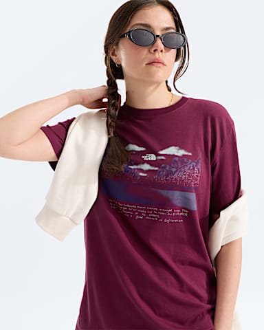 Womens Evolution Mountain Oasis Relaxed ShortSleeve Tee TNF Burgundy Crush HERO2