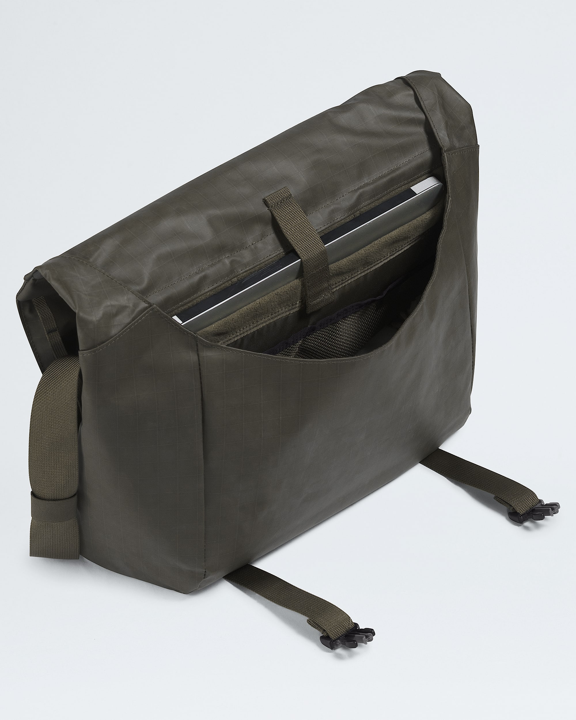 Base Camp Voyager Messenger Bag | The North Face Canada