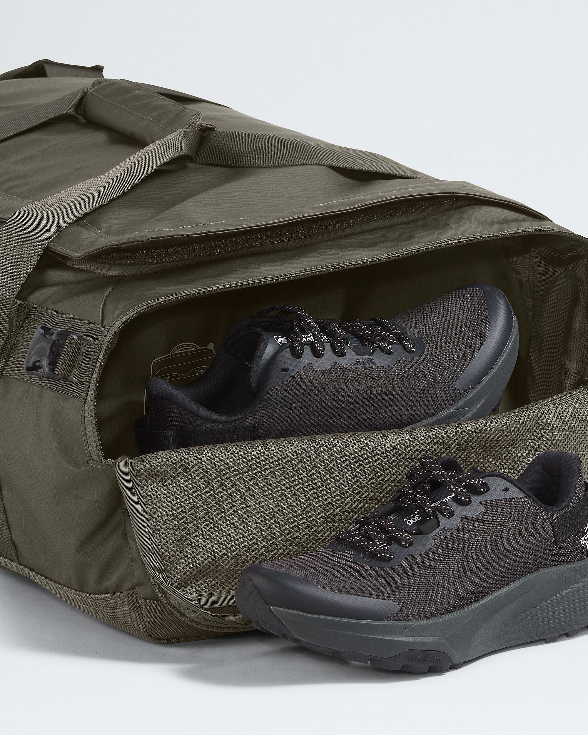 Base Camp Voyager Duffel62L TNF ALT2