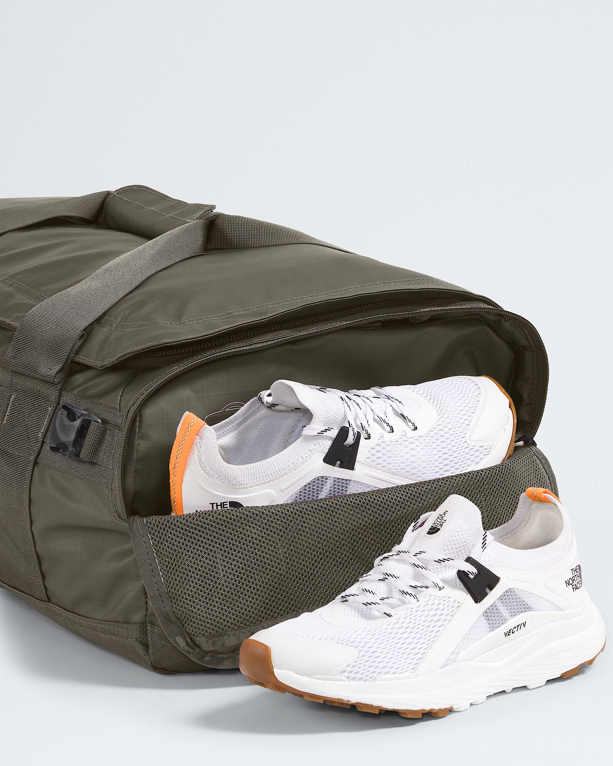 Base Camp Voyager Duffel42L TNF ALT2