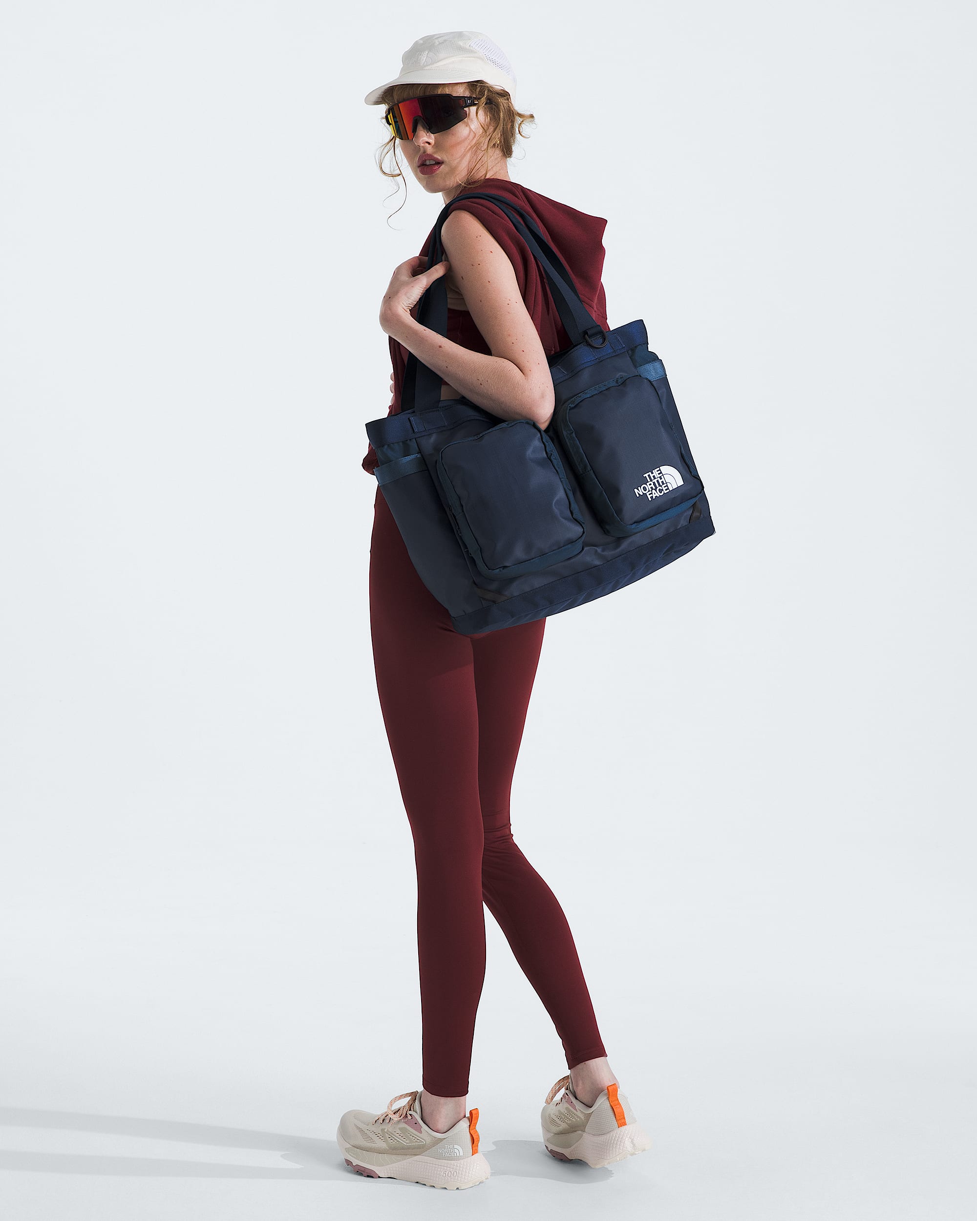 Base Camp Voyager Tote TNF MODELBACK