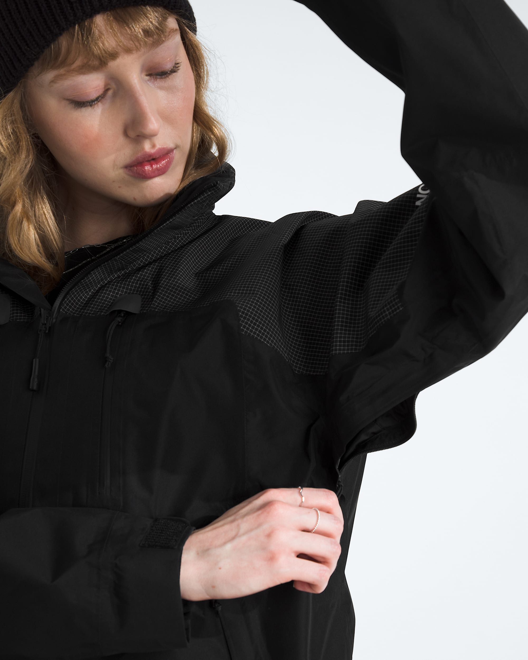 Womens Hike Devils Thumb GORETEX Jacket TNF MODELALT2