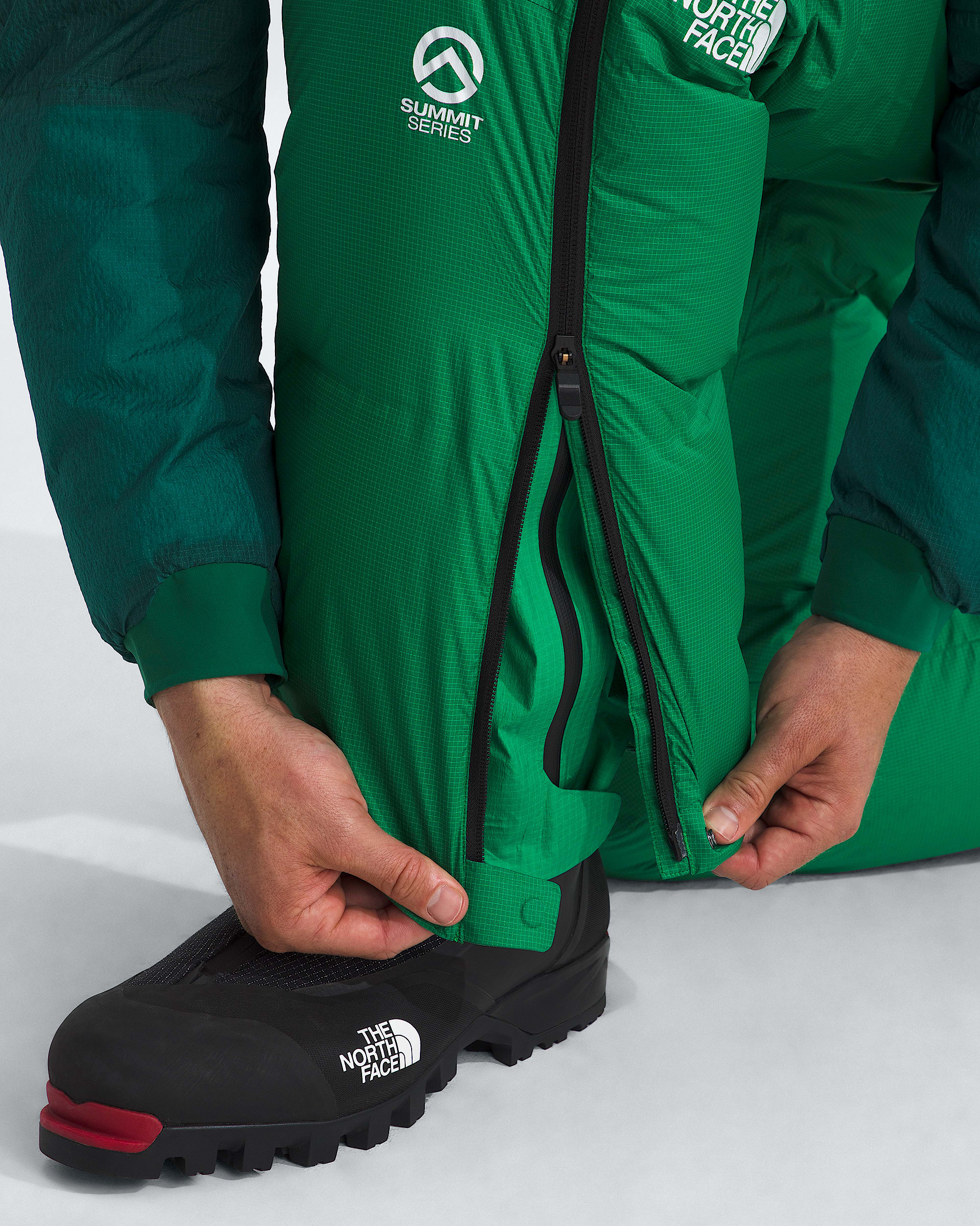 Mens Summit Series CLOUD DOWN AMK Pants TNF MODELALT1