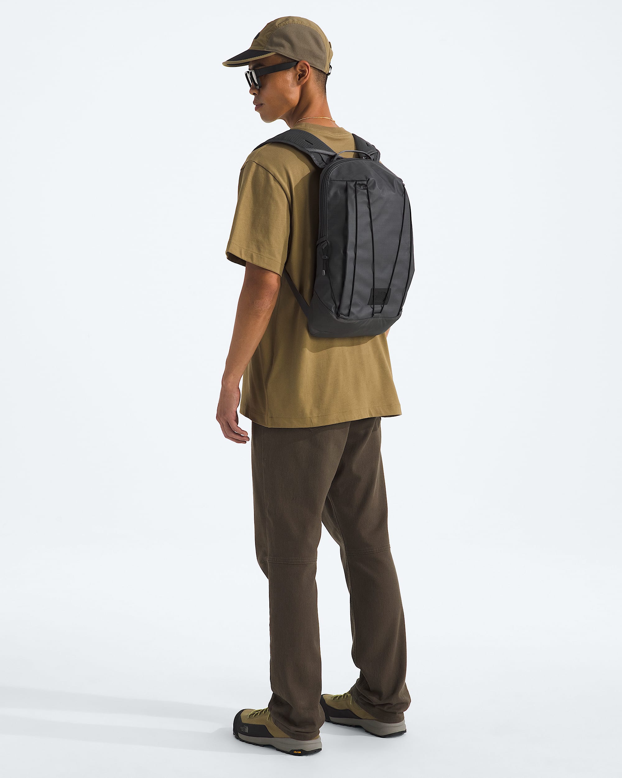Base Camp Voyager Pro Lightweight Pack  15L TNF MODELBACK